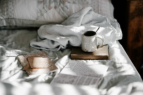 hvid, grå, sengetøj, krus, Brun, bestyrelse, ved siden af, tekstil, notesbog, kop, seng, tæppe, indendørs, drikke, papir, stilleben, mad og drikke, ingen mennesker, kaffe, varm drikke, kaffekop, kaffe - drikke, avis, tæt på, te, hvid farve, te - varm drikke, selektiv fokusering, gruppe af objekter, forfriskning, te kop, porcelæn, tepotte, 8K, CC0, offentligt domæne, royaltyfrie