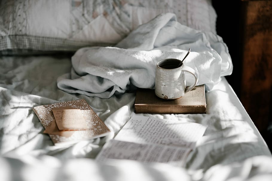 hvid, grå, sengetøj, krus, Brun, bestyrelse, ved siden af, tekstil, notesbog, kop, seng, tæppe, indendørs, drikke, papir, stilleben, mad og drikke, ingen mennesker, kaffe, varm drikke, kaffekop, kaffe - drikke, avis, tæt på, te, hvid farve, te - varm drikke, selektiv fokusering, gruppe af objekter, forfriskning, te kop, porcelæn, tepotte, 8K