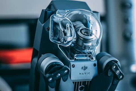 drone mavic, piace, robot, grigio dji mavic, fuco, telecamera, Tech, tecnologia, drone divertente, avvicinamento, nessuno, temi fotografici, colore nero, concentrarsi sulle conoscenze acquisite, macchina fotografica - attrezzatura fotografica, comunicazione, attrezzatura, macchinario, metallo, sicurezza, singolo oggetto, in casa, giorno, Camera digitale, natura morta, parte della macchina, color argento, 5K, CC0, dominio pubblico, privo di copyright