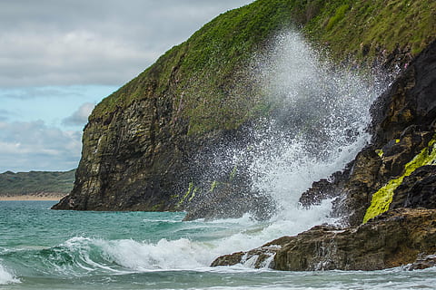 onades del mar, rocós, Riba, st ives, onades, Cornwall, oceà, Anglaterra, mar, naturalesa, línia de costa, onada, platja, rock - object, penya-segat, aigua, rock, bellesa a la natura, moviment, escenics - natura, sòlid, terra, esquitxades, formació de roca, cel, cap gent, poder a la natura, poder, núvol - cel, dia, a l'aire lliure, trencament, colpejar, 5K, CC0, domini públic, lliure de regalies
