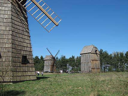 molinos de viento, molino, los molinos de viento, exterior del edificio, escena rural, estructura construida, hierba, cielo limpio, arquitectura, cielo, naturaleza, campo, planta, día, edificio, paisaje, tierra, al aire libre, gente, copia espacio, ambiente, historia, generación de combustible y energía, 2K, CC0, dominio público, libre de derechos