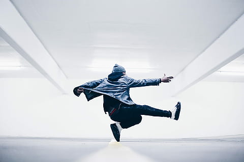 uomo, salto, mezzo, prese, giorno, puntamento, inoltrare, ballerino, danza, breakdance, rotazione, volteggiare, una persona, lunghezza intera, movimento, mezz'aria, persone reali, architettura, abbigliamento casual, attività di svago, stili di vita, capi di abbigliamento, retrovisore, adulto, uomini, all'aperto, struttura costruita, natura, vestiti caldi, braccio umano, cappuccio - abbigliamento, 2K, CC0, dominio pubblico, privo di copyright