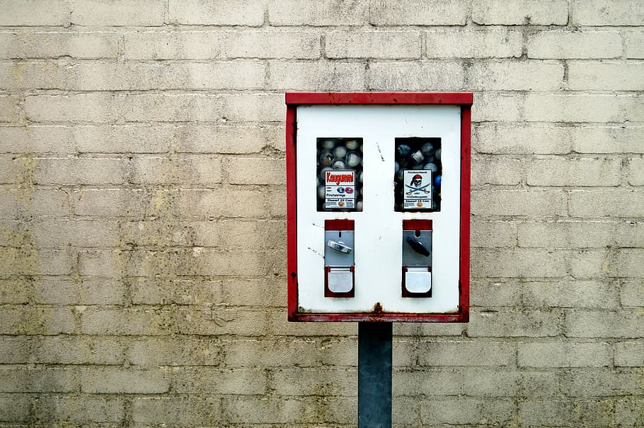 automàtic, xiclet, retro, paret, memòria infantil, vell, mossegada, dolçor, funció de construcció de parets, operat amb monedes, expenedor automàtic, cap gent, paret de maó, tecnologia, connexió, exterior de l'edifici, dia, estructura construïda, arquitectura, maó, a l'aire lliure, electricitat, vermell, generació de combustible i energia, muntat, telèfon, consumisme, 2K
