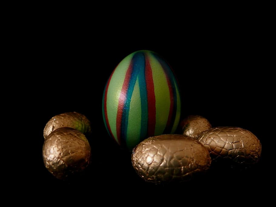 Pasqua, xocolata, ou, ous, primavera, xocolata, ou, diversió, festa, decoració, conill, pastís, pilota, fons negre, esport, pilota de beisbol, tir de l'estudi, cap gent, natura morta, a l'interior, primer pla, menjar i beguda, menjar, grup d'objectes, còpia espai, variació, shell, esfera, multicolor, frescor, marró, elecció, tres objectes, color verd, temptació, 720P