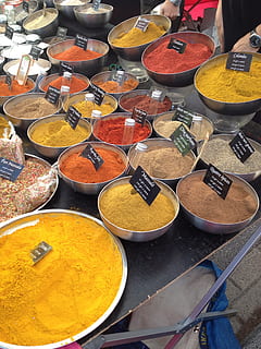 espècies, groc, taronja, vermell, pols, picant, curry, colorit, bol, indi, color, condiment, asiàtic, vista d’angle alt, a la venda, variació, venda al detall, mercat, elecció, Paradeta, gran grup d'objectes, arranjament, menjar, a l'interior, cap gent, natura morta, espècia, menjar i beguda, costat a costat, negocis, abundància, ordre, visualització al detall, 2K, CC0, domini públic, lliure de regalies