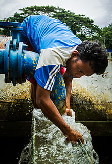 bron, water, Maros, een persoon, een man alleen, alleen mannen, mensen, alleen volwassenen, volwassen, echte mensen, vrijetijdsbesteding, drie kwart lengte, levensstijlen, verbuiging, casual kleding, natuur, dag, kinderjaren, kind, mannen, mannetjes, vrouwtjes, volledige lengte, beweging, buitenshuis, kapsel, stromend water, onschuld, 4K, CC0, publiek domein, royaltyvrij