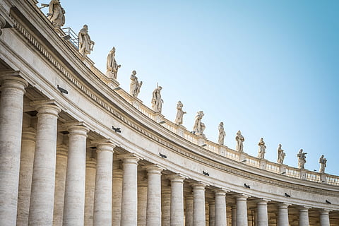 calcestruzzo, statua, superiore, costruzione, giorno, edificio in cemento beige, monumento, colonna, pilastro, pietra, architettura, struttura costruita, colonna architettonica, destinazioni di viaggio, esterno dell'edificio, il passato, cielo, storia, turismo, viaggio, Inquadratura dal basso, cielo sereno, nessuno, scultura, natura, arte e artigianato, rappresentazione, rappresentazione umana, all'aperto, colonnato, ornato, antica civiltà, governo, 5K, CC0, dominio pubblico, privo di copyright
