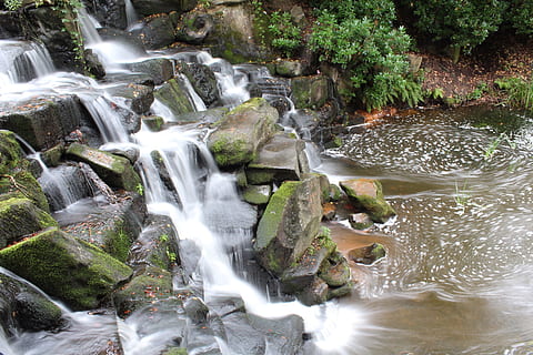 cascada, roques, pedra, flux, naturalesa, aigua, paisatge, corrent, riu, viatjar, bosc, verd, escènic, a l'aire lliure, muntanya, medi ambient, caure, parc, moviment, natural, que flueix, arbre, fresc, full, estiu, escena, salvatge, turisme, humit, fullatge, tardor, rierol, planta, temporada, colorit, groc, taronja, fulles, fusta, marró, octubre, acció de gràcies, festa, decoració, de novembre, Halloween, estacional, collita, menjar, espai, vermell, rústic, carbassa, marc, celebració, vintage, feliç, vell, salutació, ningú, còpia, maple, disseny, fulles de tardor, color, brillant, vibrant, frontera, botànica, caiguda de fons, fons de caiguda, caiguda de fulles de fons, targeta, exposició llarga, rock - object, moviment borrós, aigua que flueix, rock, bellesa a la natura, sòlid, cap gent, escenics - natura, dia, caient aigua, rierol: aigua que flueix, poder a la natura, 2K, CC0, domini públic, lliure de regalies