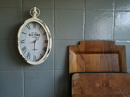 Tablett, Zeit, Uhr, grau, Holz, Küche, Wandbau - Funktion, drinnen, Instrument der Zeit, keine Leute, Nummer, Wanduhr, gestalten, Ziffernblatt, Richtigkeit, Kreis, Geometrische Figur, hängend, Nahansicht, Holz - Material, Retro-Stil, Stillleben, Minutenzeiger, persönliches Accessoire, 4K, CC0, gemeinfrei, lizenzfrei