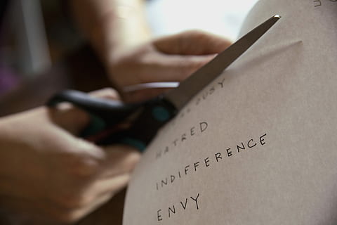 Person, Schneiden, Stück, Papier-, selektiv, fokus fotografie, Wörter, Etiketten, Schere, Hand, Nahansicht, menschliches Körperteil, eine Person, menschliche Hand, drinnen, selektiver Fokus, Kommunikation, Text, halten, Finanzen, Schreiben, Mitte Erwachsener, Erwachsene, Stift, westliche Schrift, 5K, CC0, gemeinfrei, lizenzfrei