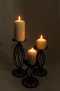 vela, flama, foc, llum, cremar, espelma de cera, espelmes, acollidor, foscor, romàntic, humor, fosc, portaespelmes, cremant, foc - fenomen natural, calor - temperatura, il·luminat, a l'interior, cap gent, brillant, naturalesa, primer pla, equips d’il·luminació, decoració, grup d'objectes, natura morta, color taronja, taula, habitació domèstica, advent, 2K, CC0, domini públic, lliure de regalies