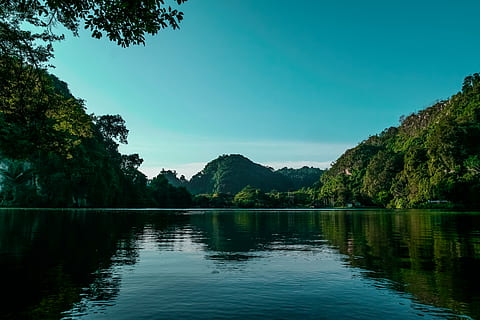 corpo, acqua, verde, leafed, alberi, giorno, foto, tempo, fiume, lago, riflessione, paesaggio, natura, montagne, blu, cielo, luce del sole, avventura, albero, scena tranquilla, la tranquillità, Paesaggi, nessuno, bellezza nella natura, pianta, scenics - natura, lungomare, cielo sereno, scena non urbana, idilliaco, colore verde, crescita, all'aperto, 5K, CC0, dominio pubblico, privo di copyright