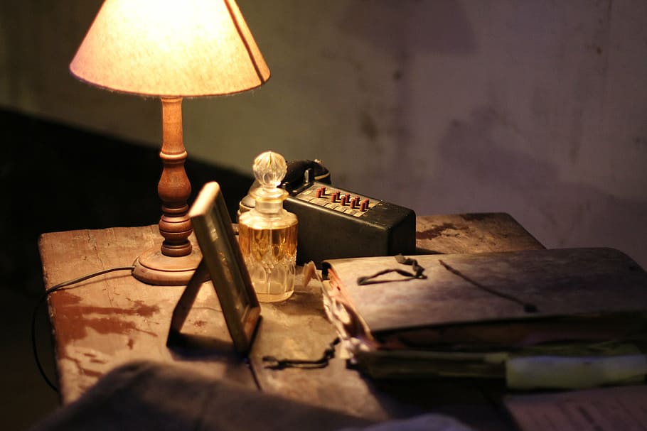 marró, llum de taula, document, paper, antiga guerra, formes, oficina, fulles, soldat, contractar, exèrcit, llum, imatge, telèfon, equips d’il·luminació, llum elèctrica, taula, a l'interior, il·luminat, cap gent, antiguitat, llibre, publicació, vell, ombra de llum, estil retro, habitació domèstica, metall, mobles, material de fusta, natura morta, fosc, enfocament selectiu, desordenat, tauleta auxiliar, 5K