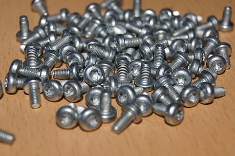 vite, elementi di collegamento, grigio, quantitativo, bullone, industria di costruzioni, acciaio, metallo, attrezzatura, grande gruppo di oggetti, avvicinamento, natura morta, color argento, nessuno, dado - chiusura, strumento di lavoro, industria, ferro - metallo, in casa, abbondanza, argento - metallo, vista dall'alto, concentrarsi sulle conoscenze acquisite, brillante, legno - materiale, 4K, CC0, dominio pubblico, privo di copyright