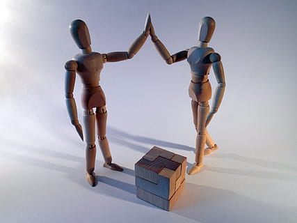 Două, maro, de lemn, figura, soluţie, întrebare, problemă, raspuns, sarcină, dificultate, puzzle, solutie la problema, învăța, ţintă, păpuşă, păpușă de lemn, figurină, în interior, studio shot, reprezentare umană, lungime totală, cooperare, nici o persoana, echilibru, lemn - material, reprezentare, conexiune, cer, jucărie, asemănarea bărbaților, bizar, natură moartă, lucru in echipa, creativitate, 2K, CC0, domeniu public, fără drepturi de autor