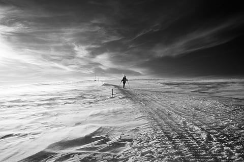 persoon, wandelen, sneeuw parcours, besneeuwd, Gebied, sneeuw, pad, skiën, patroon, wind, hemel, wolk - lucht, een persoon, schoonheid in de natuur, land-, scenics - natuur, zee, vrijetijdsbesteding, natuur, levensstijlen, echte mensen, rustige scène, strand, water, kalmte, niet-stedelijke scène, beweging, onherkenbaar persoon, horizon over water, buitenshuis, 4K, CC0, publiek domein, royaltyvrij