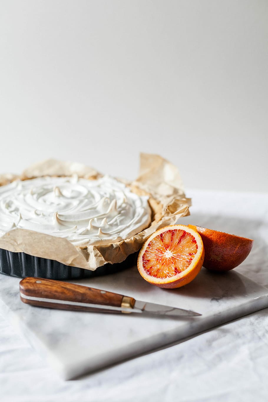 geschnitten, Orange, Früchte, Weiß, Cupcake, Baisertorte, Grapefruit, Kuchen, Bäckerei, backen, Lebensmittel, Obst, Essen und Trinken, gesundes Essen, Zitrusfrucht, Frische, Wohlbefinden, drinnen, Kreuzung, keine Leute, Scheibe, orange Farbe, kopieren sie platz, Stillleben, Essgeschirr, Studioaufnahme, Orangenfrucht, Nahansicht, Papier-, Tischmesser, reif, 4K