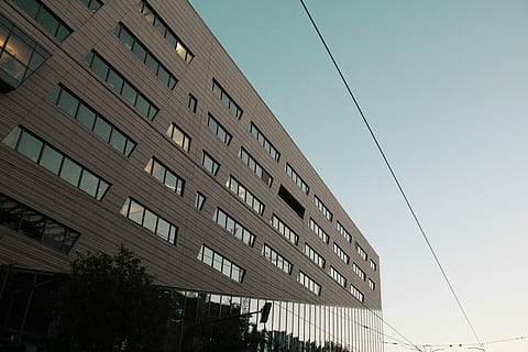 arquitectònic, fotografia, edifici, gris, blau, cel, finestra, vidre, reflexió, cable, arquitectura, exterior de l'edifici, estructura construïda, vista d’angle baix, ciutat, naturalesa, cap gent, dia, oficina, a l'aire lliure, cel clar, negocis, indústria, exterior d’edifici d’oficines, lloc de treball, en fila, 5K, CC0, domini públic, lliure de regalies