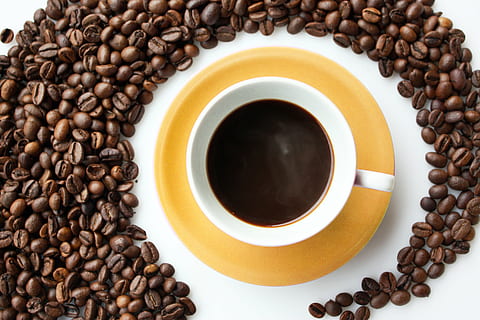 flat, legge, fotografering, tekopp, omgitt, kaffebønner, kaffe, bakgrunn, pause, koffein, aroma, sirkel, kopp, gul, spennende, kurve, drikke, Våkn opp, frokost, espresso, kjøkken, salg, mørk, varmt, bønne, brun, kafe, kaffe - drikke, morgen, svart farge, friskhet, bakt, varme - temperatur, mat og Drikke, stekt kaffebønne, forfriskning, rett over, krus, mat, kaffe kopp, innendørs, stor gruppe gjenstander, studio skudd, svart kaffe, nærbilde, ingen folk, varm drikke, servise, alkoholfri drikkevare, 4K, CC0, offentlig domene, opphavsrett gratis