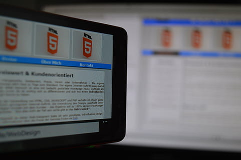 html5, mobile, page d'accueil, site Internet, l'Internet, écran, médias, téléphone intelligent, moniteur d'ordinateur, La technologie, la communication, texte, personne, écriture occidentale, à l'intérieur, fermer, se concentrer sur le premier plan, ordinateur, la finance, affaires, nombre, Technologie sans fil, Les données, support d'information, écran de l'appareil, les média, lien, santé et médecine, 5K, CC0, domaine public, libre de droits