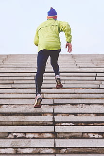 person, klatring, beton, trappe, mand, iført, grøn, jakke, sport, løber, dyrke motion, løb, uddannelse, aktivitet, træning, atlet, aerob, aktivt slid, fitness, en person, rigtige mennesker, bagfra, livsstil, arkitektur, trapper og trapper, fritidsaktivitet, herrer, dag, tøj, fuld længde, lav vinkel visning, bygget struktur, natur, himmel, træ - materiale, afslappet tøj, Kvinder, udendørs, varme tøj, indsats, hætte - tøj, 4K, CC0, offentligt domæne, royaltyfrie