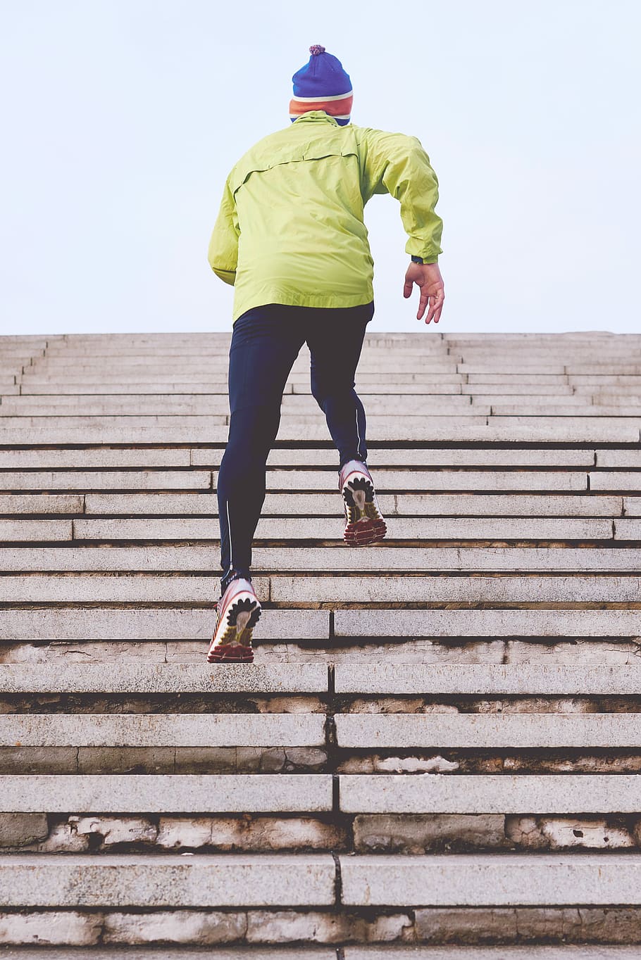 person, klatring, beton, trappe, mand, iført, grøn, jakke, sport, løber, dyrke motion, løb, uddannelse, aktivitet, træning, atlet, aerob, aktivt slid, fitness, en person, rigtige mennesker, bagfra, livsstil, arkitektur, trapper og trapper, fritidsaktivitet, herrer, dag, tøj, fuld længde, lav vinkel visning, bygget struktur, natur, himmel, træ - materiale, afslappet tøj, Kvinder, udendørs, varme tøj, indsats, hætte - tøj, 4K