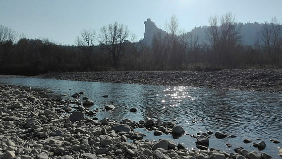 řeka, marecchia, krajina, voda, Skála, pevný, strom, krása v přírodě, Příroda, rock - objekt, scenics - příroda, klidné scény, klid, jezero, rostlina, nebe, přistát, mimoměstské scény, nikdo, den, kámen - objekt, idylický, venku, oblázek, 2K, CC0, veřejná doména, bez autorských práv