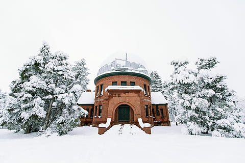 braun, Beton, Gebäude, Bäume, Haus, bedeckt, Schnee, Baum, Observatorium, Winter, Schneesturm, Dach, Schutz, Backstein, die Architektur, Struktur, Kuppel, gemauerte Tür, Denver, Wissenschaft, kalte Temperatur, Gebäudehülle, Natur, weiße Farbe, Pflanze, gebaute Struktur, keine Leute, Schönheit in der Natur, Szenen - Natur, Tag, Land, gefroren, Himmel, Reiseziele, draußen, schneit, schneebedeckter Berg, 5K, CC0, gemeinfrei, lizenzfrei