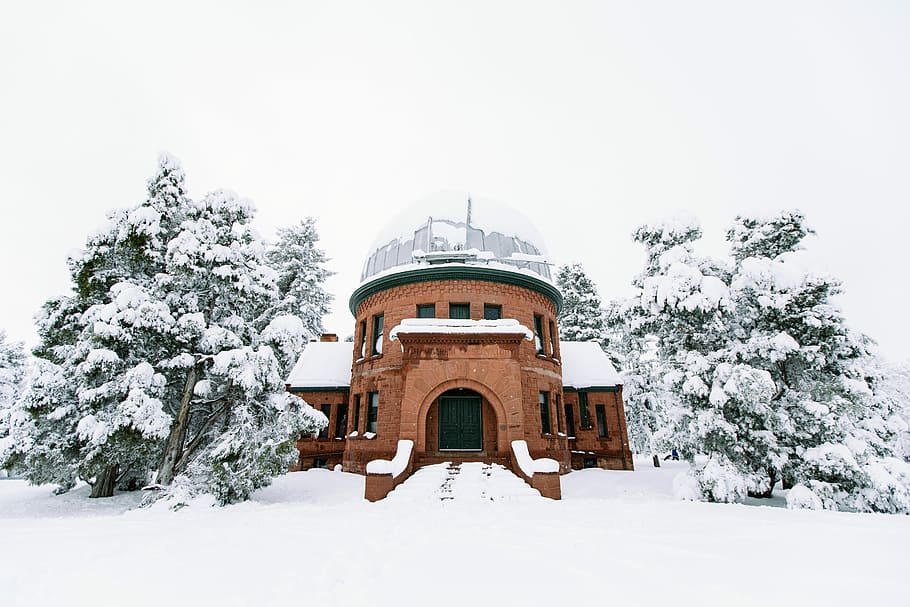 braun, Beton, Gebäude, Bäume, Haus, bedeckt, Schnee, Baum, Observatorium, Winter, Schneesturm, Dach, Schutz, Backstein, die Architektur, Struktur, Kuppel, gemauerte Tür, Denver, Wissenschaft, kalte Temperatur, Gebäudehülle, Natur, weiße Farbe, Pflanze, gebaute Struktur, keine Leute, Schönheit in der Natur, Szenen - Natur, Tag, Land, gefroren, Himmel, Reiseziele, draußen, schneit, schneebedeckter Berg, 5K