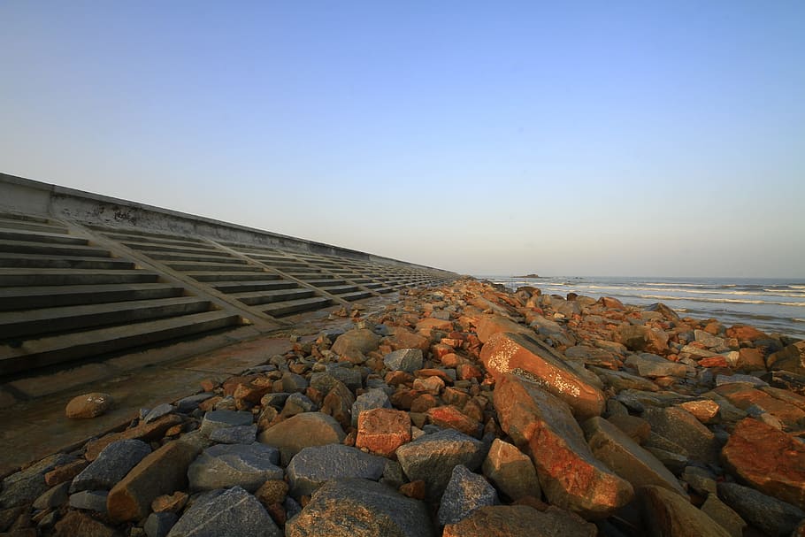 costa, spiaggia, l'umidità fornisce, cielo, solido, roccia, mare, roccia - oggetto, acqua, cielo sereno, natura, copia spazio, terra, bellezza nella natura, scenics - natura, giorno, scena tranquilla, la tranquillità, blu, orizzonte sull'acqua, architettura, nessuno, all'aperto, frangiflutti, 5K