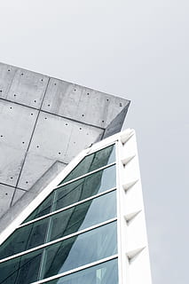 gris, blanc, concret, edifici, fotografia d'angle baix, emmarcat, construcció de mur cortina, primer pla, foto, arquitectura, finestra, vidre, estructura construïda, edifici d'oficines, vidre - material, modern, exterior de l'edifici, blau, industria de la construcció, negocis, gratacels, reflexió, acer, escena urbana, cel, façana, a l'aire lliure, panell solar, energia solar, vista d’angle baix, cap gent, dia, oficina, ciutat, exterior d’edifici d’oficines, naturalesa, patró, forma geomètrica, conservació del medi ambient, cel clar, recursos sostenibles, 4K, CC0, domini públic, lliure de regalies
