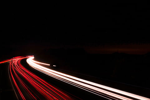 Zeitraffer Fotografie, Autos, Nachtzeit, Nacht-, Autobahn, Freiraum, dunkel, schwarz, rot-Weiss, Streifen, Langzeitbelichtung, Stativ, städtisch, Stadt, Licht, der Verkehr, Straße, Transport, Bewegung, Geschwindigkeit, Reise, Auto, Stadt Nacht, Lichtspur, beleuchtet, Rücklicht, rot, Bewegungsunschärfe, Transportmittel, Scheinwerfer, keine Leute, Licht - natürliches Phänomen, Lichtanlage, draußen, Fahrzeuglicht, schwarzer Hintergrund, Mehrspurige Autobahn, 4K, CC0, gemeinfrei, lizenzfrei