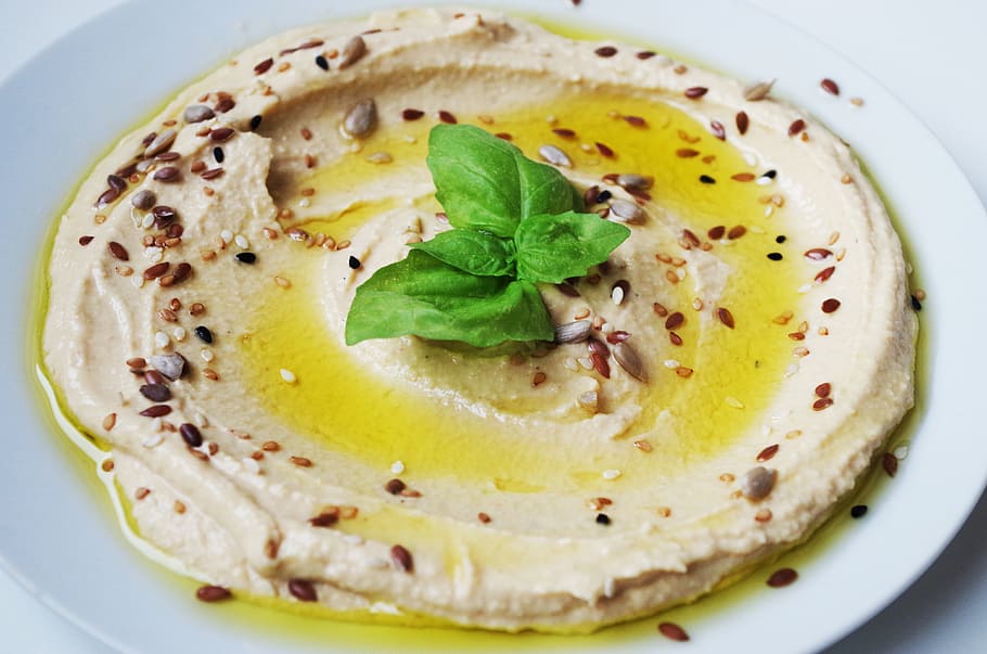 blanc, crema, verd, full, hummus, menjar, cigrons, enganxar, llavors, grans, prop de l'est, saludable, placa, servit, aperitiu, gira-sol, lli, sèsam, menjar i beguda, llest per menjar, frescor, primer pla, herba, natura morta, alimentació saludable, a l'interior, fruita, mida de la porció, part de la planta, cap gent, fulla de menta - culinària, indulgència, decorar, benestar, vista d’angle alt, temptació, menjar vegetarià, 4K