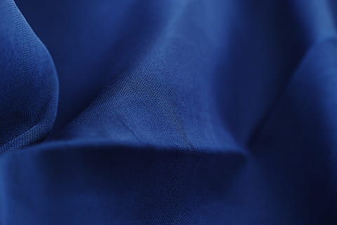 fons de pantalla de tela blava, teixit, textura, patró, tèxtil, moda, fons, imatge en color, macro, detall, ningú, horitzontal, llana, resum, còpia espai, enfocament selectiu, suavitat, disseny, roba, kazakh, patró abstracte, primer pla, cap gent, colors vius, estudi, cotó, producció, efecte texturat, fotografia, detalls de tirs, motiu, blau, índigo, material, marc complet, a l'interior, fosc, primer pla extrem, peça, ondulat, cultura i entreteniment artístic, luxe, blau fosc, texans, 8K, CC0, domini públic, lliure de regalies