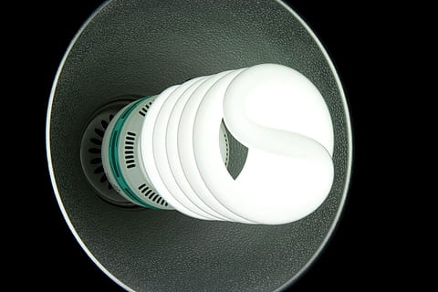 cfl, lampe, ombre, compact, fluorescent, spirale, énergie, économie, efficace, La technologie, électrique, éco, économique, fond noir, fermer, prise de vue en studio, cercle, Forme géométrique, à l'intérieur, personne, objet unique, matériel d'éclairage, a faible consommation, coupé, équipement, couleur noire, super gros-plan, forme, nature morte, Industrie électronique, affaires, chaleur - température, équipement électrique, 720P, CC0, domaine public, libre de droits