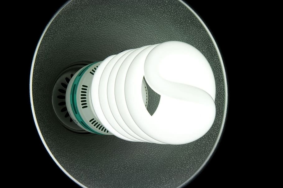 cfl, llum, ombra, compacte, fluorescent, espiral, energia, estalvi, eficient, tecnologia, elèctric, eco, econòmic, fons negre, primer pla, tir de l'estudi, cercle, forma geomètrica, a l'interior, cap gent, sol objecte, equips d’il·luminació, energia eficient, tallar, equipament, color negre, primer pla extrem, forma, natura morta, indústria electrònica, negocis, calor - temperatura, equipament elèctric, 720P