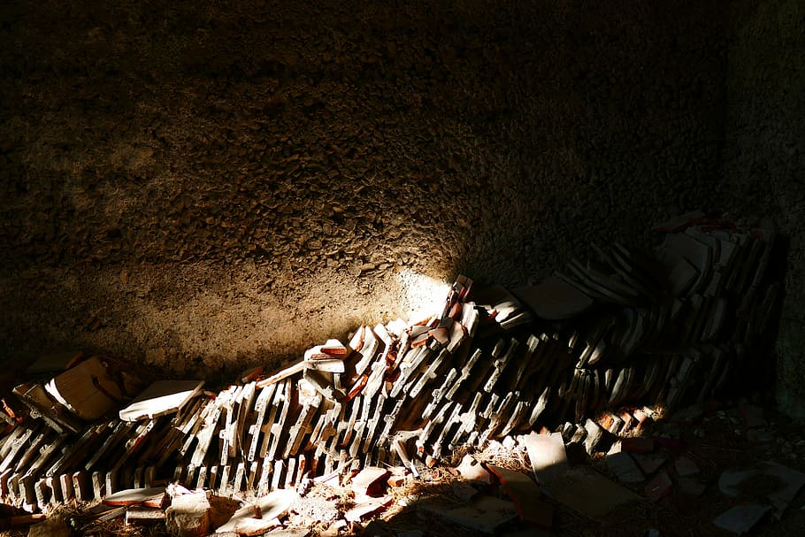 Backstein, Fliese, Altbestand, Lager, Kunst, alt, Stock, Baumaterial, Licht, Schatten, Nacht-, eine Person, drinnen, Natur, Nahansicht, Menschen, High Angle View, keine Leute, große gruppe von gegenständen, Fülle, beleuchtet, Holz, Log, Holz - Material, Licht - natürliches Phänomen, Höhle, Baum, Essen und Trinken, 5K