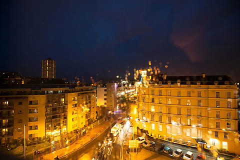 regn, reflekser, brydning, junction, Hotel, beboelsesbygninger, kontorbygning, Trafik, tårn, store, arkitektur, bygning, england, skumring, belyst, by, hav, kyst, facade, støbt, orange, blå, parkering, bygning udvendig, nat, transportmidler, bygget struktur, gade, transportform, motor køretøj, bil, vej, bybilledet, byliv, land køretøj, bevægelse, byens gade, himmel, ingen mennesker, udendørs, lejlighed, lys, natteliv, 5K, CC0, offentligt domæne, royaltyfrie