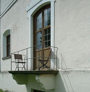balcón, arquitectura, fachada, edificio, pared, puerta, sillas para sentarse, ventana, exterior del edificio, reflexión, estructura construida, día, pared - característica de la construcción, nadie, barandilla, Distrito residencial, vista de ángulo bajo, al aire libre, escalera, naturaleza, material de vidrio, casa, cerrado, escalones y escaleras, 1080P, CC0, dominio público, libre de derechos