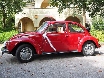 vw kever, bruids auto, auto, Old Timer, vw, voertuig, klassiek, oud, volkswagen, rood, trouwauto, bruids auto's, lus, kever, cabriolet, converteerbaar, carrosserie vorm, PKW, Open, wijze van transport, vervoer, landvoertuig, boom, motorvoertuig, retro gestileerd, architectuur, fabriek, dag, vintage auto, stad, ingebouwde structuur, buitenkant van het gebouw, straat, geen mensen, stationair, reizen, wiel, 4K, CC0, publiek domein, royaltyvrij