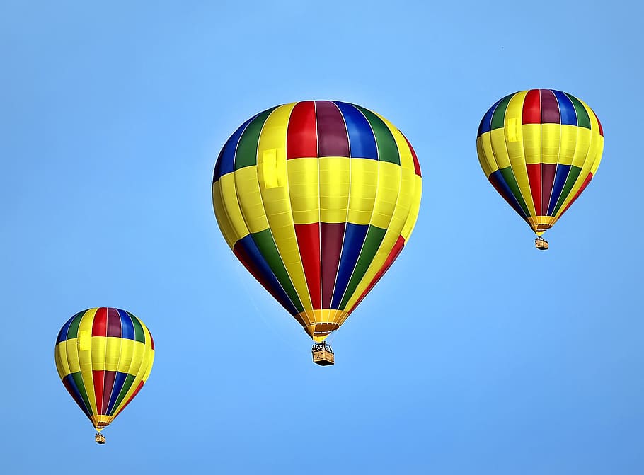 drei bunte Luftballons, Technologie, Natur, Leben, Luftfahrzeug, Heißluftballon, Ballon, fliegend, Transport, mehrfarbig, in der Luft, Abenteuer, Himmel, Blau, Freiheit, Reise, Transportmittel, Sport, klarer Himmel, Spaß, Korb, Freizeitbeschäftigung, aufsteigen, draußen, Ballonfestival, 1080P