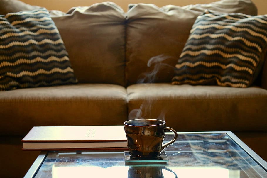 Marrone, ceramica, tazza di tè, tavolino da salotto in vetro, accanto, divano, tazze da tè, tavolino da caffè, caffè, libro di cuoio, tavolo di vetro, tazza, tazza di caffè, bere, casa, boccale, mattina, tavolo, caldo, bevanda, prima colazione, in casa, cibo e bevande, libro, soggiorno, cuscino, mobilia, stanza domestica, rinfresco, confortevole, rilassamento, interno di casa, nessuno, ripieni, pubblicazione, natura morta, accogliente, 5K