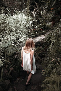 selectivo, color, mujer, paso a paso, abajo, vistiendo, blanco, espaguetis, Correa, para caminar, hacia, río, sin mangas, vestido, camino, al aire libre, etnia caucásica, naturaleza, una persona, pelo rubio, gente, hembras, árbol, hermoso, belleza, pelo largo, solo niños, solo una chica, soledad, longitud total, infancia, niño, planta, chicas, bosque, gente real, tierra, en pie, vista trasera, peinado, inocencia, 4K, CC0, dominio público, libre de derechos
