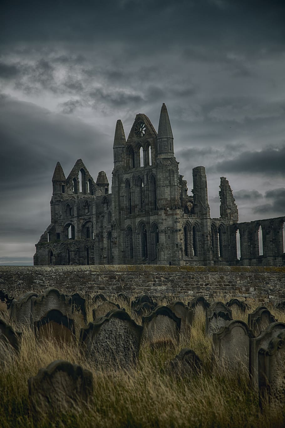 castell de formigó gris, gòtic, abadia, whitby, vampir, dràcula, monestir, referència, Gran Bretanya, Anglaterra, Yorkshire, UK, turisme, ruïna, edifici, antic, anglès, medieval, històric, britànic, famós, a l'aire lliure, catedral, pedra, patrimoni, estiu, arquitectura, cel, núvol - cel, estructura construïda, exterior de l'edifici, història, el passat, naturalesa, destinacions de viatge, cap gent, vell, vista d’angle baix, viatjar, antiga ruïna, núvol, civilització antiga, arruïnat, 8K