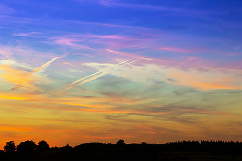 blå, gul, himmel, silhuet, træer, solnedgang, skyer, Abendstimmung, aftenhimmel, efterglød, skumring, aften, humør, Farbenspiel, romantik, atmosfære, tusmørke, landskab, i sen aften, natur, scenics, rolig scene, ro, skønhed i naturen, ingen mennesker, udendørs, sky - himmel, scenics - natur, miljø, træ, idyllisk, orange farve, plante, multi farvet, dramatisk himmel, horisont over land, ikke-urbane scene, 5K, CC0, offentligt domæne, royaltyfrie