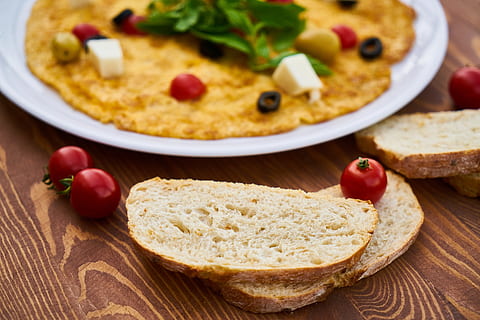 frittata, uovo, prima colazione, pane, pomodoro, foto di cibo, nutrizione, avvicinamento, uno stile di vita sano, dettaglio, nessuno, dieta, bellissimo, cibo salutare, cibo, macro, sfondo, salutare, mangiare sano, fresco, cucina, Salute, delizioso, fotografia, foto del prodotto, mattina, sfondi, orizzontale, piatto, vitamina, tavolo, biologico, foto, cibo e bevande, frutta, verdura, prodotto caseario, pasto, ciotola, in casa, freschezza, formaggio, benessere, Pizza, erba, al forno, legno - materiale, girato in studio, spuntino, cena, 5K, CC0, dominio pubblico, privo di copyright