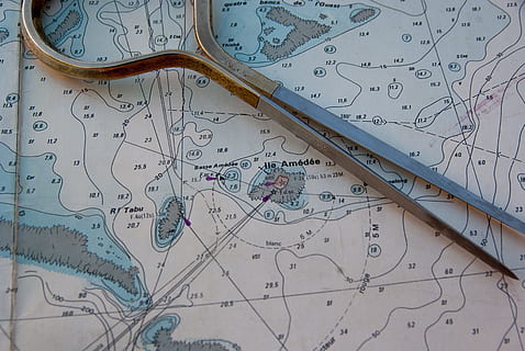 námořní, mapa, kompas, navigace, moře, námořní mapa, směr, studio shot, uvnitř, nikdo, pozadí, vysoký úhel pohledu, stálý život, detail, vedení, papír, vzor, design, přesnost, plánování, výběr, vzdělání, text, umění a řemesla, tužka, muž, 4K, CC0, veřejná doména, bez autorských práv