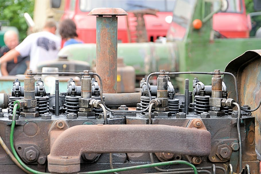 traktor, motor, starý, historicky, historický traktor, zemědělství, funkční, motorové nafty, průmysl, továrna, trubka - trubka, stroje, ropný průmysl, výrobní zařízení, zaměřit se na popředí, způsob dopravy, kov, den, přeprava, pozemního vozidla, náhodné osoby, zemědělské stroje, Příroda, detail, venku, motorové vozidlo, technologie, auto, paliva a energie, zařízení, zemědělských strojů, skládka, 2K