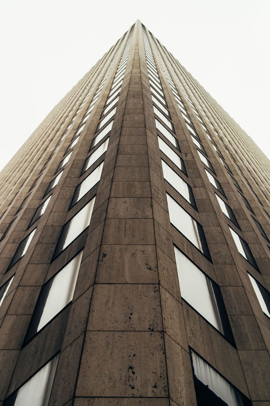 Basso, fotografia ad angolo, grattacielo, costruzione, grigio, calcestruzzo, nuove orleans, finestra, architettura, edificio per uffici, struttura costruita, moderno, esterno dell'edificio, scena urbana, alto - alto, Torre, attività commerciale, vetro - materiale, città, distretto del centro, architettura ed edifici, riflessione, Inquadratura dal basso, cielo, futuristico, industria di costruzioni, all'aperto, cielo sereno, nessuno, natura, ufficio, edificio per uffici esterno, giorno, prospettiva decrescente, 4K