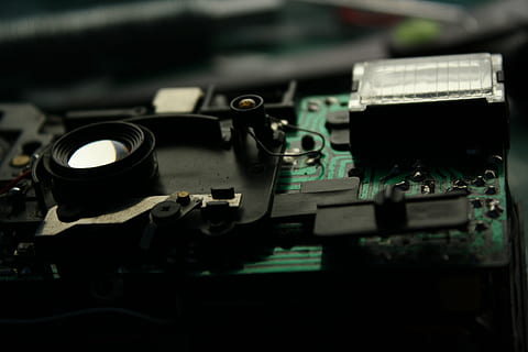 kamera, teknisk, kredsløbsplade, elektronik, gammel, genbrug, optik, blitz, kobling, sprængning, isärplockad, åben, tæt på, teknologi, computer, udstyr, indendørs, industri, forbindelse, ingen mennesker, selektiv fokusering, elektronikindustrien, pladespiller, optage, kunstkultur og underholdning, musik, computerudstyr, høj vinkel visning, meddelelse, studio skud, kompleksitet, 4K, CC0, offentligt domæne, royaltyfrie